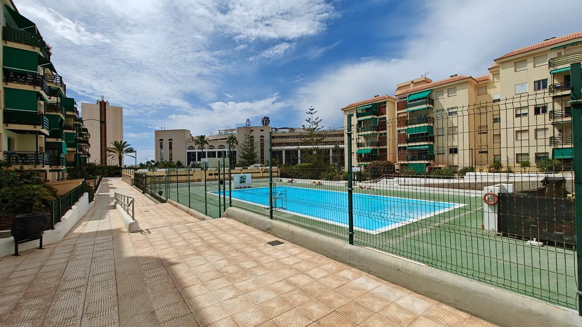 Sun Apartment - 3 Bedrooms, Priv Parking, Pool, Ac, Tv Channels, Fibre Net Los Cristianos  0*, Los Cristianos (Tenerife)
