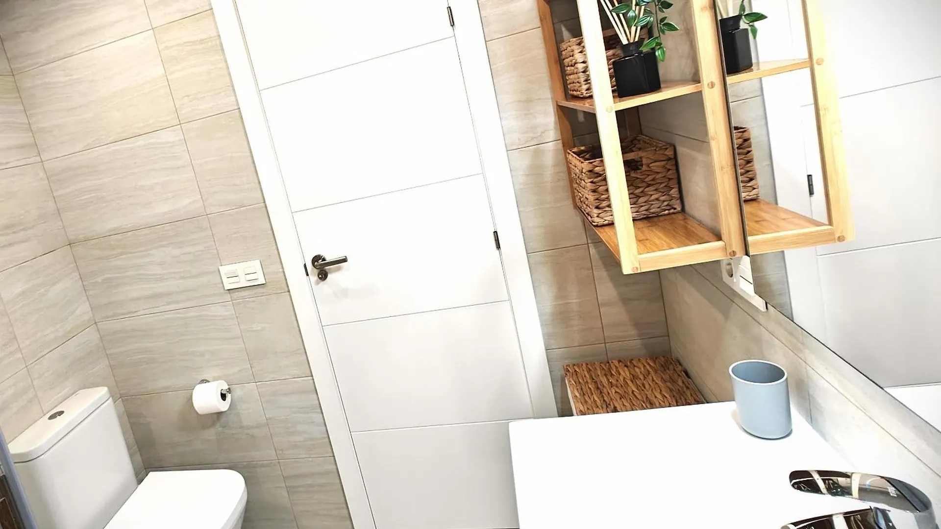 Sun Apartment - 3 Bedrooms, Priv Parking, Pool, Ac, Tv Channels, Fibre Net Los Cristianos  0*, Los Cristianos (Tenerife)