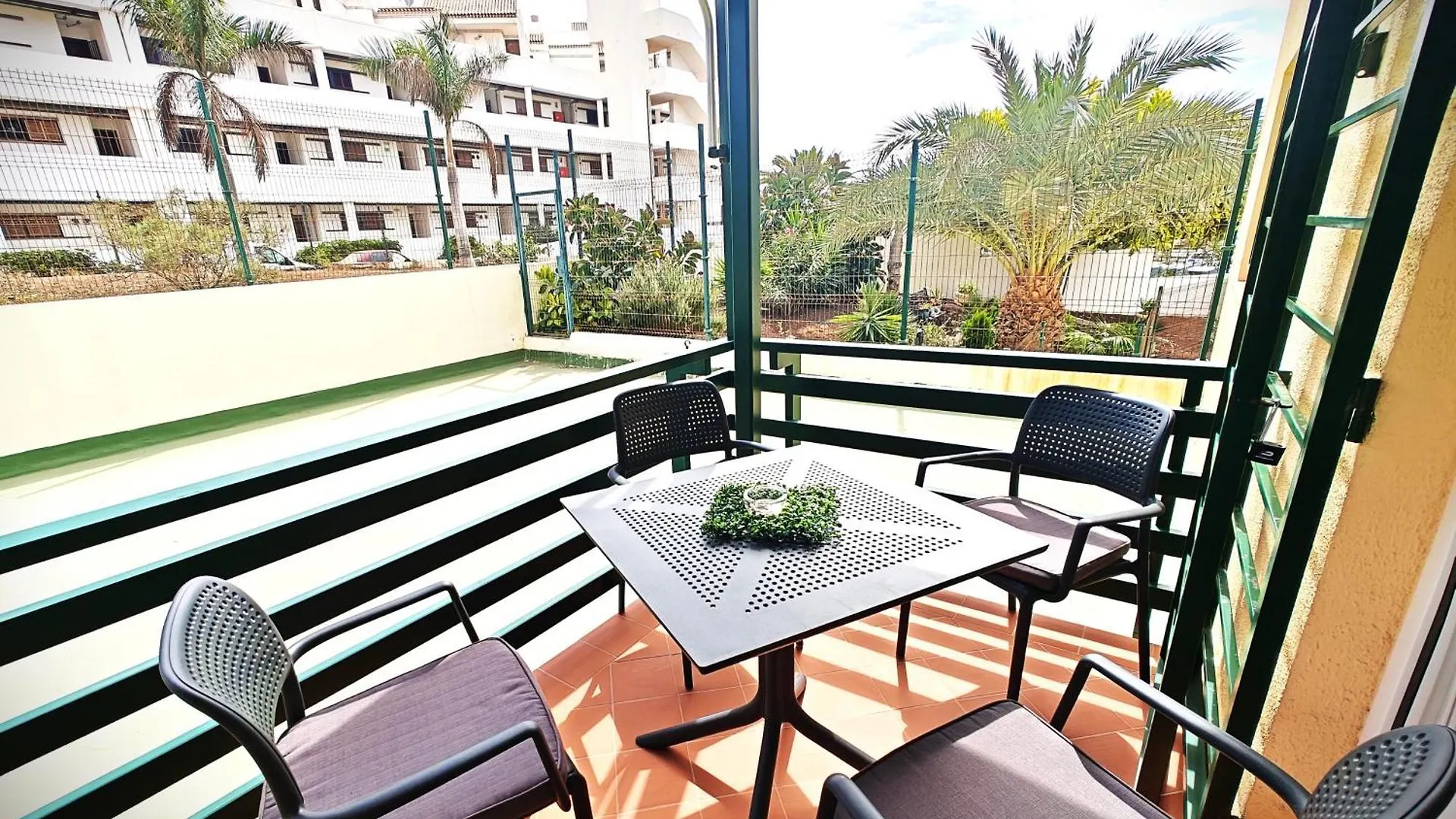 Sun Apartment - 3 Bedrooms, Priv Parking, Pool, Ac, Tv Channels, Fibre Net Los Cristianos