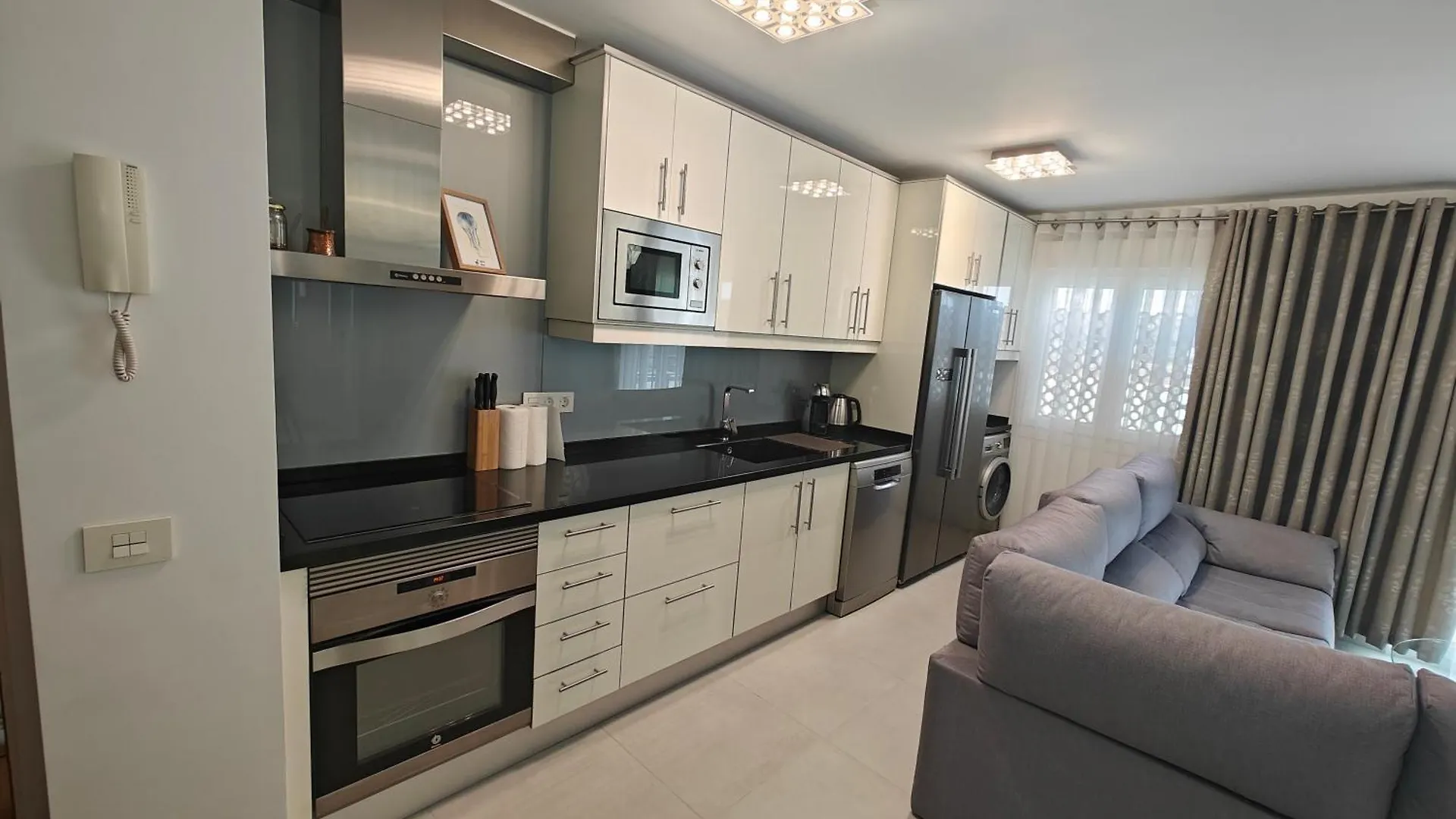 Sun Apartment - 3 Bedrooms, Priv Parking, Pool, Ac, Tv Channels, Fibre Net Los Cristianos