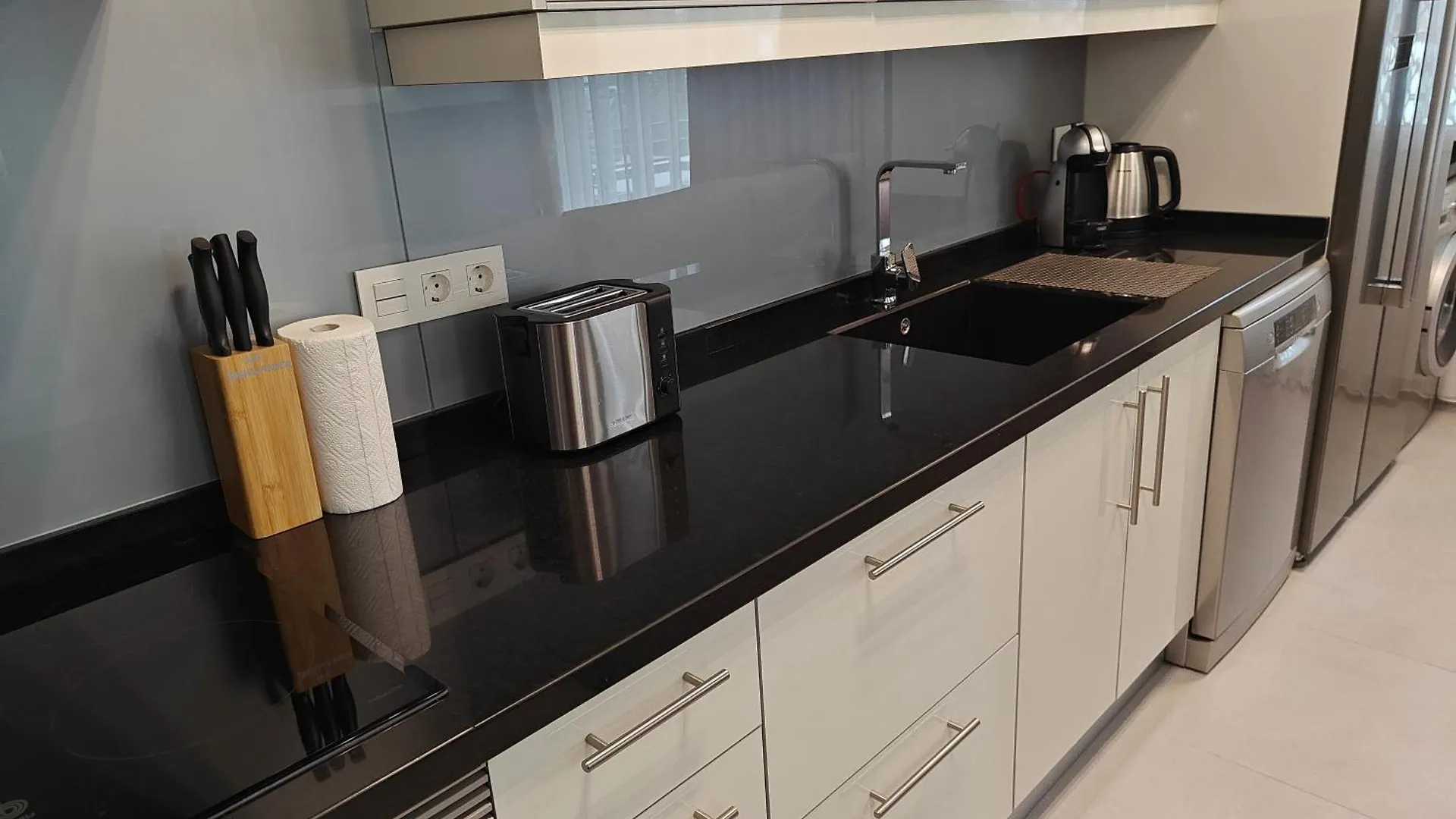 Sun Apartment - 3 Bedrooms, Priv Parking, Pool, Ac, Tv Channels, Fibre Net Los Cristianos