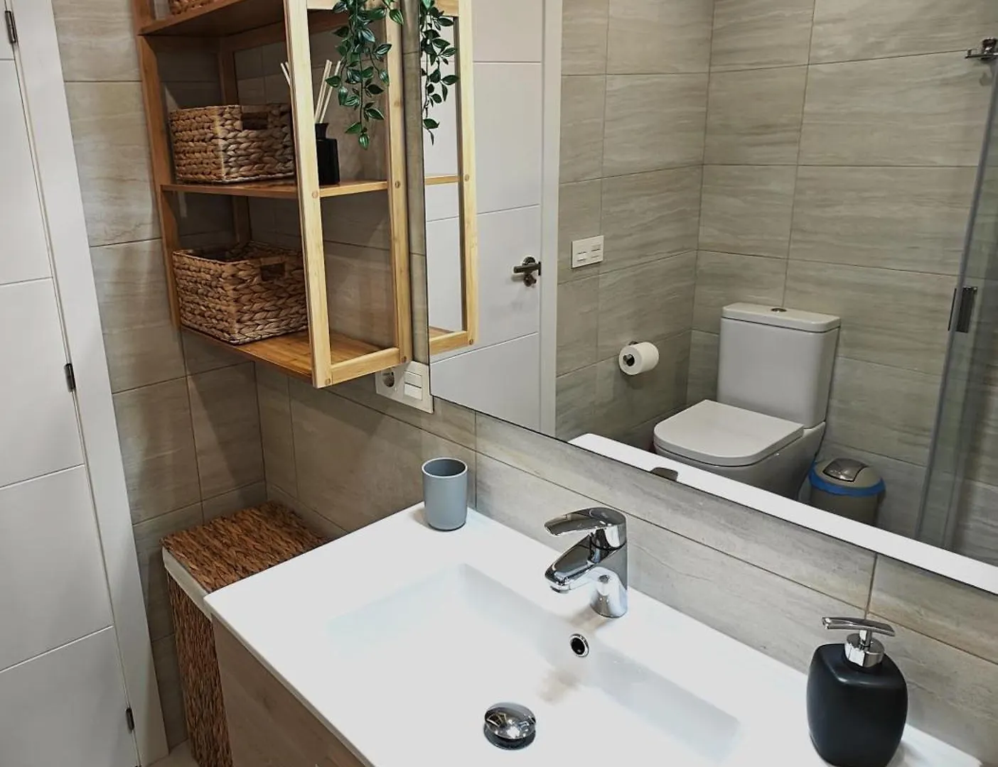 Sun Apartment - 3 Bedrooms, Priv Parking, Pool, Ac, Tv Channels, Fibre Net Los Cristianos  Los Cristianos (Tenerife)